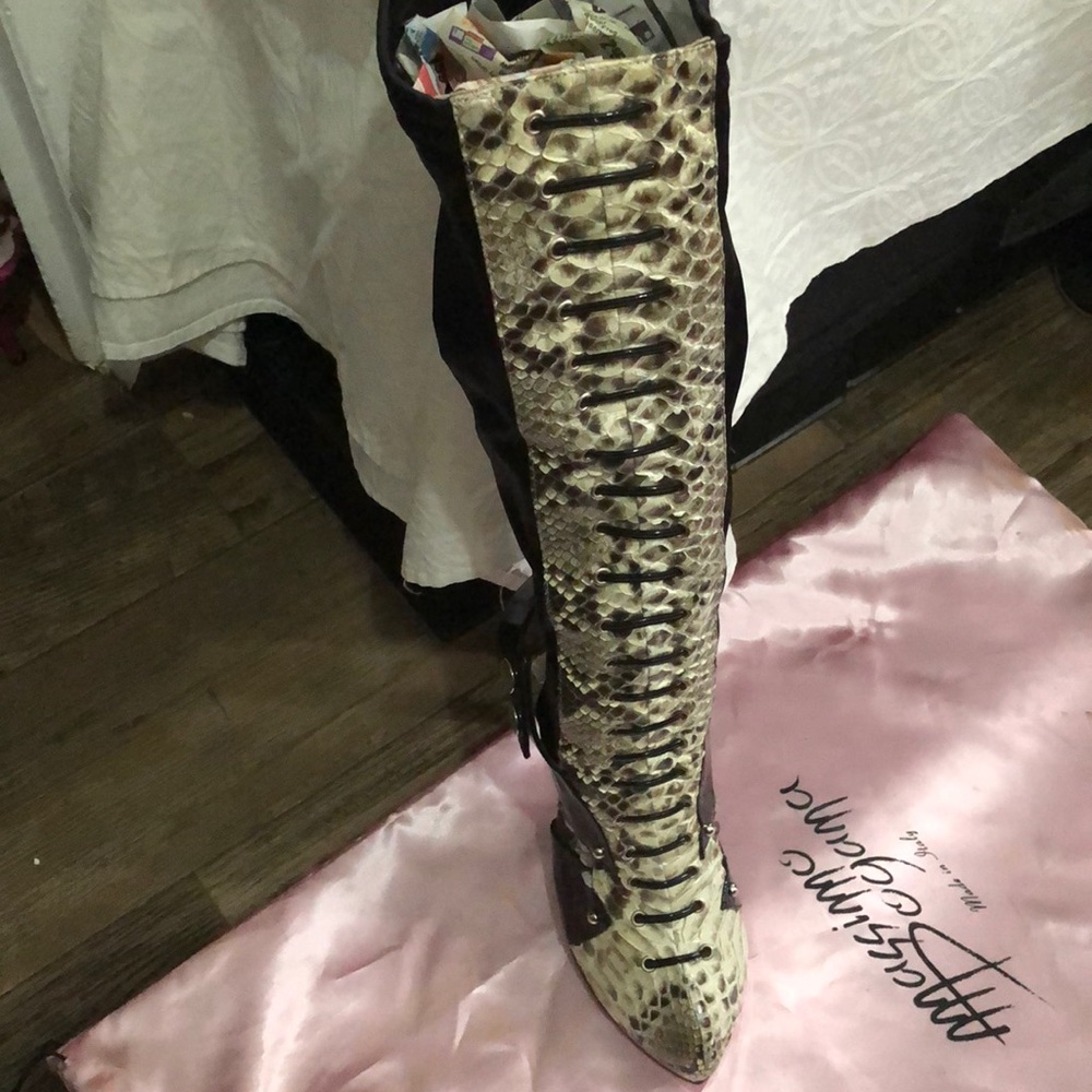 Press snake skin booth with stretch material